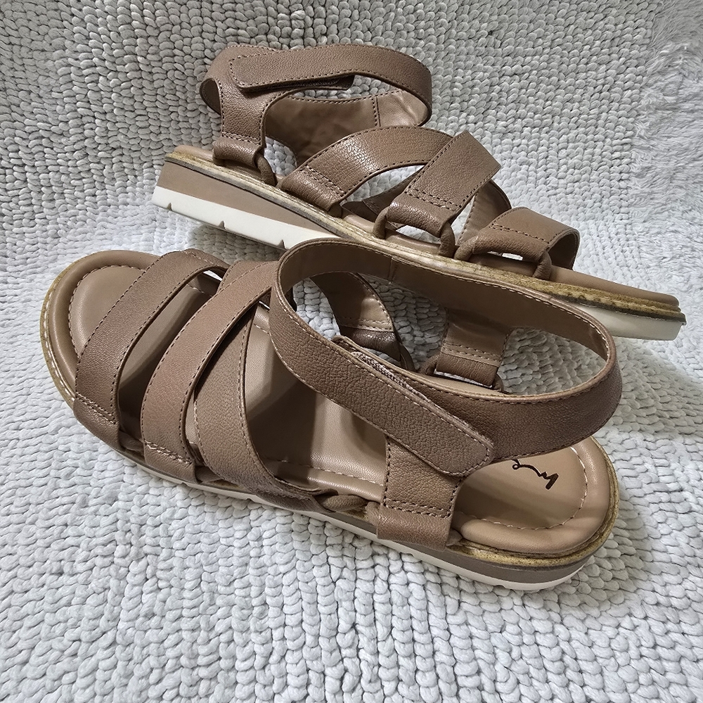 Me Too Gladiator Open- Round Toe Sandals Women's Size 8